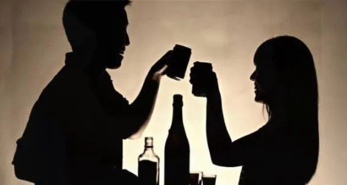 刑事律師：醉酒后強(qiáng)行與他人發(fā)生性關(guān)系，如何定罪?